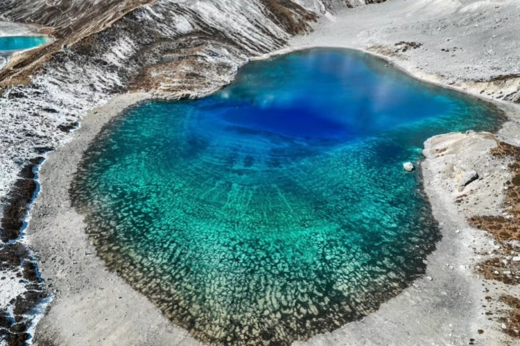 Daocheng Yading Five Color Lake
