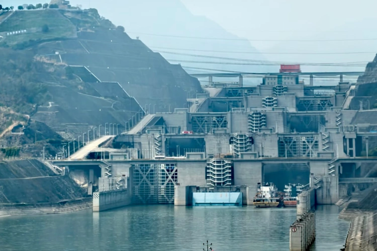 Three Gorges Dam Ship