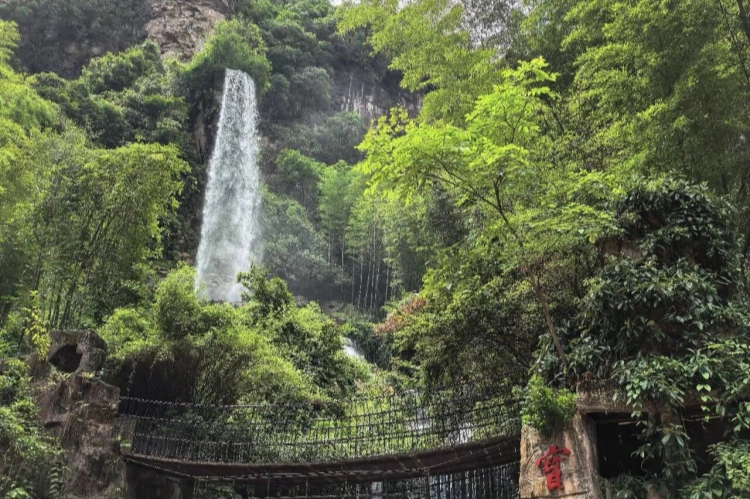 Zhangjiajie Baofeng Lake Waterfalls