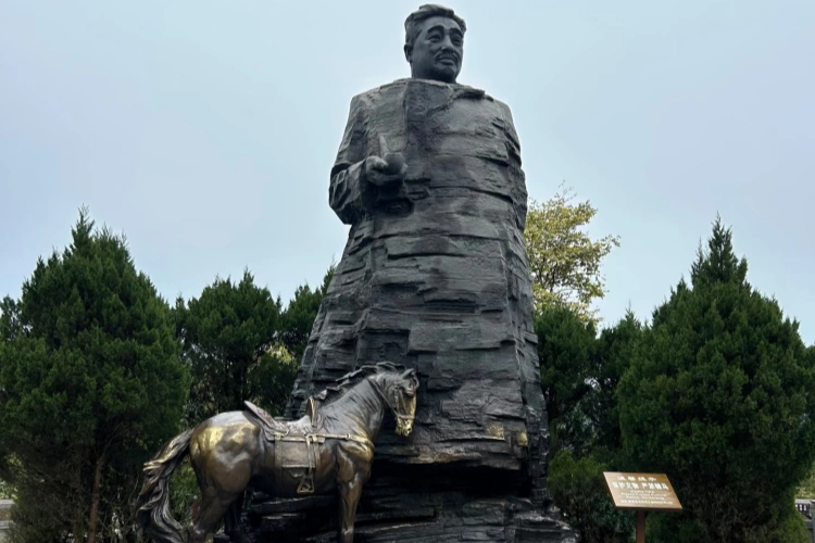 Zhangjiajie Tianzi Mountain Helong Park