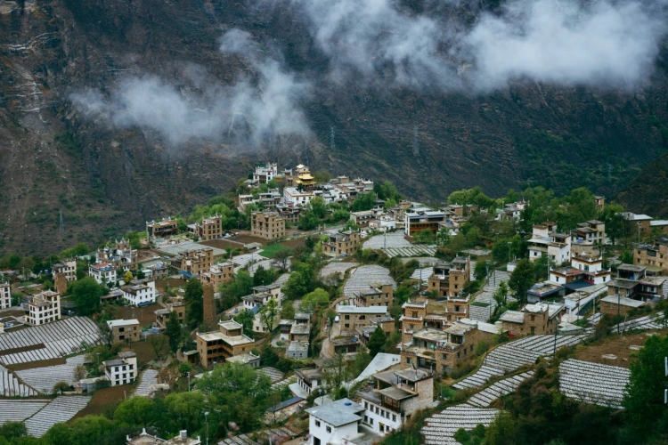 Western Sichuan Zhonglu Tibetan Village