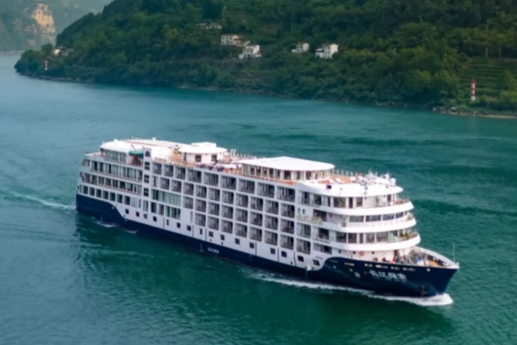 Yangtze Explorer ship