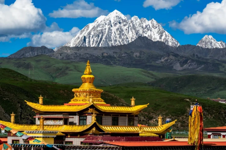 Sichuan Tagong and mountain